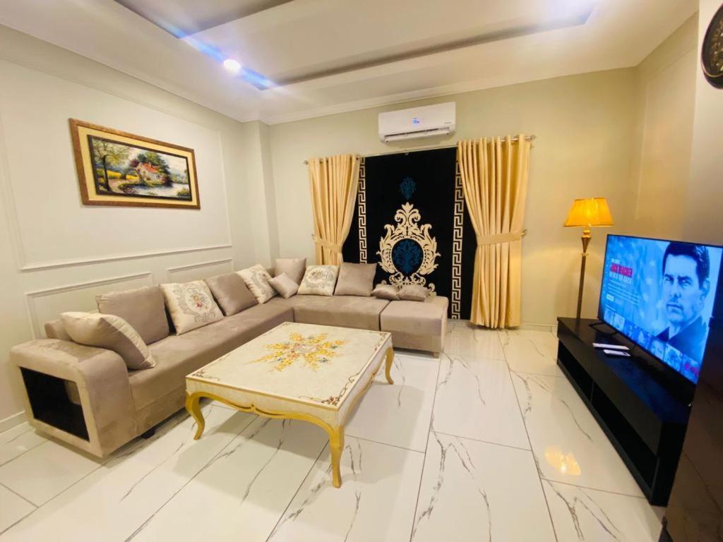 Holidazzle Serviced Apartments Bahria Town Равалпинди Екстериор снимка