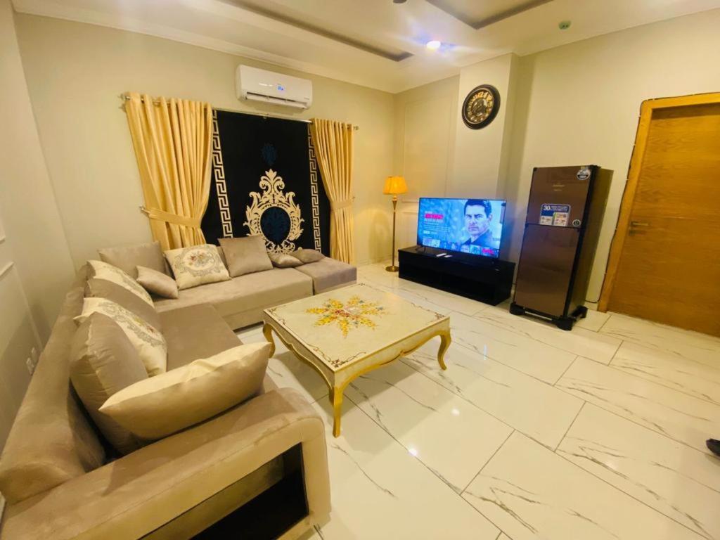 Holidazzle Serviced Apartments Bahria Town Равалпинди Екстериор снимка