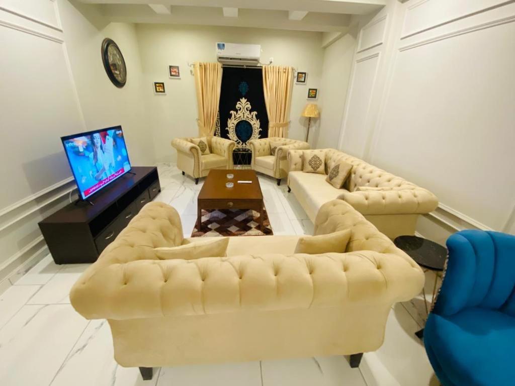 Holidazzle Serviced Apartments Bahria Town Равалпинди Екстериор снимка