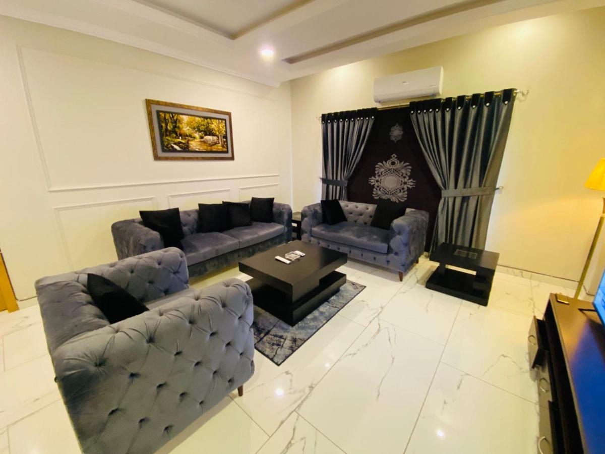 Holidazzle Serviced Apartments Bahria Town Равалпинди Екстериор снимка