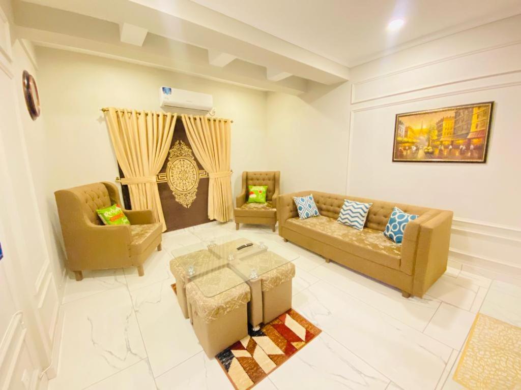 Holidazzle Serviced Apartments Bahria Town Равалпинди Екстериор снимка