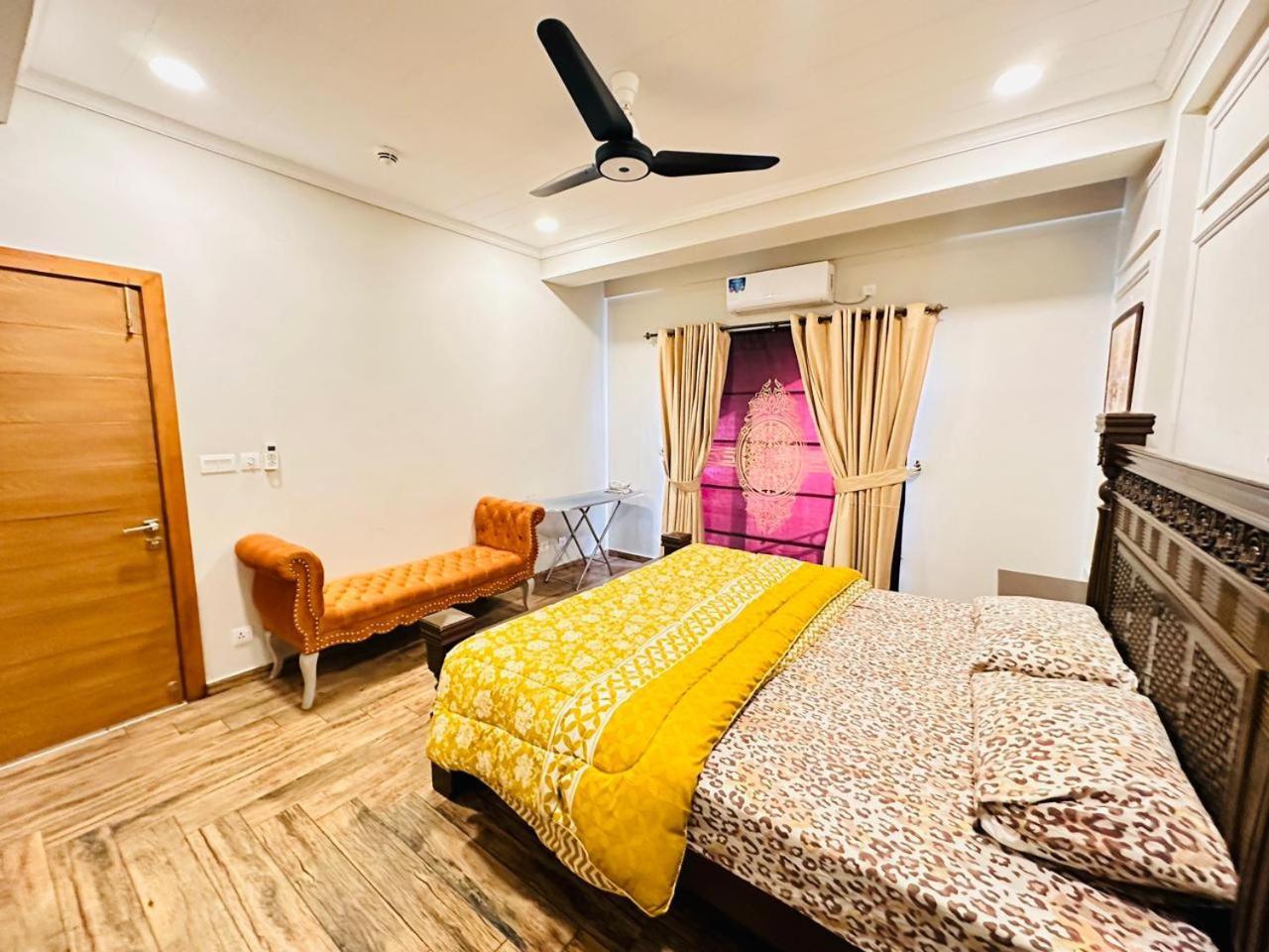 Holidazzle Serviced Apartments Bahria Town Равалпинди Стая снимка